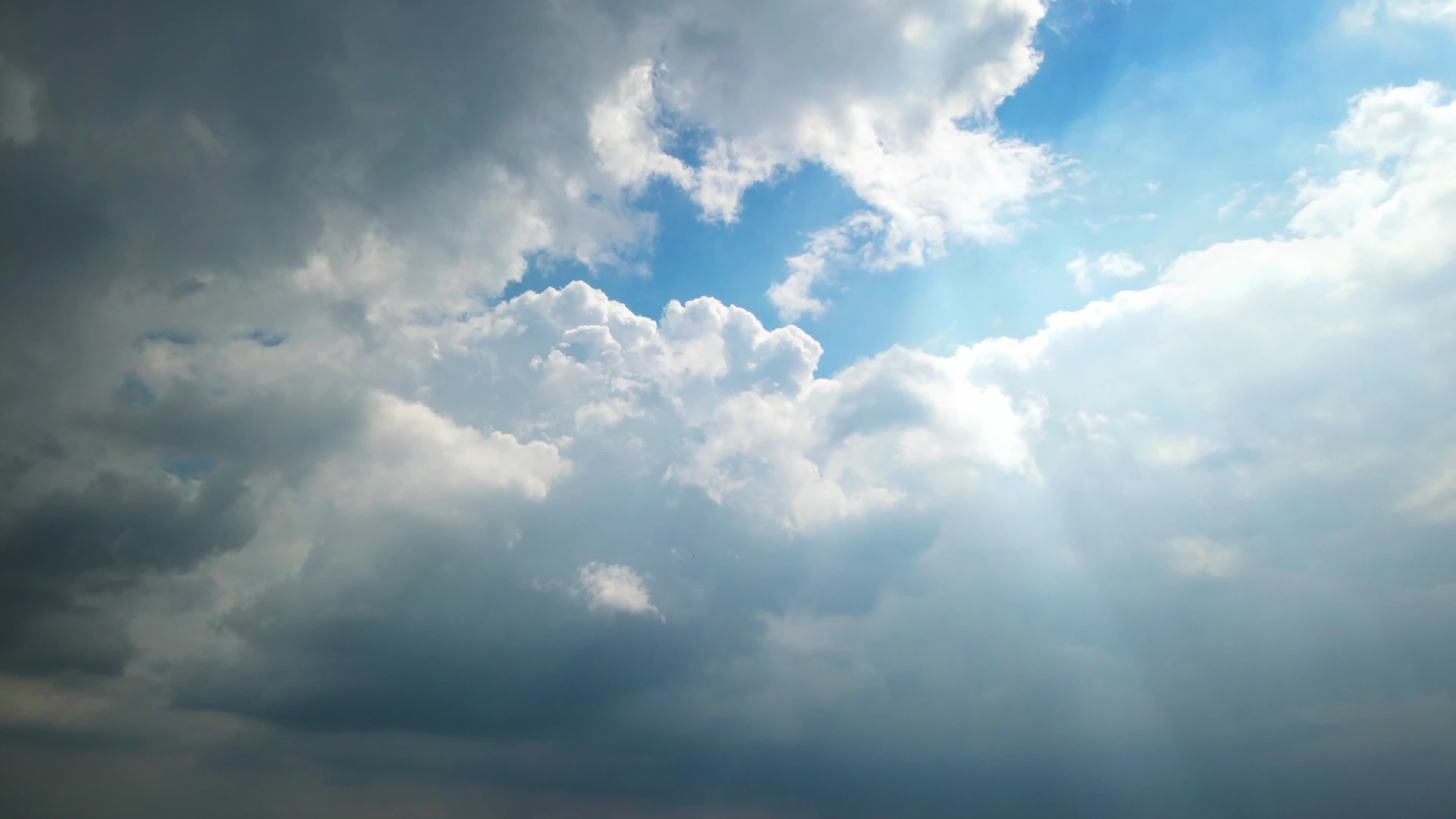 Light across the blue sky passed through the white clouds